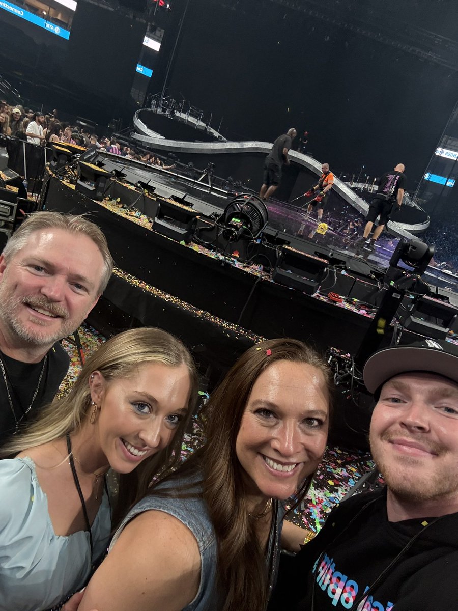 HunterCashero's tweet photo. @ajredguy I was point barricade with my family!! So cool experiencing her shows together 🫶 https://t.co/0vu0KQO5KV