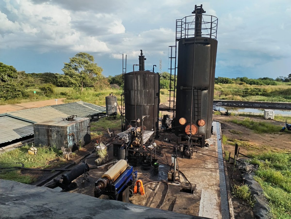 RadioNoticiaCas's tweet image. Tropas de la #Brigada16, el CTI y la SIJIN, allanaron una planta en #Pore que funcionaba como fachada. En su interior hallaron 130 barriles de crudo ilegal.
“Estos resultados afectan las economías de los grupos criminales”, Cr. Carlos Mauricio Peña, comandante Br XVI.