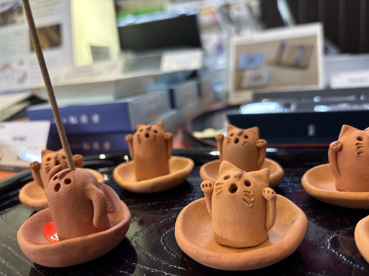 お休み明け、また新しい仲間が増えていました。

猫の埴輪のお香立てだそう。
So cute!!🫶