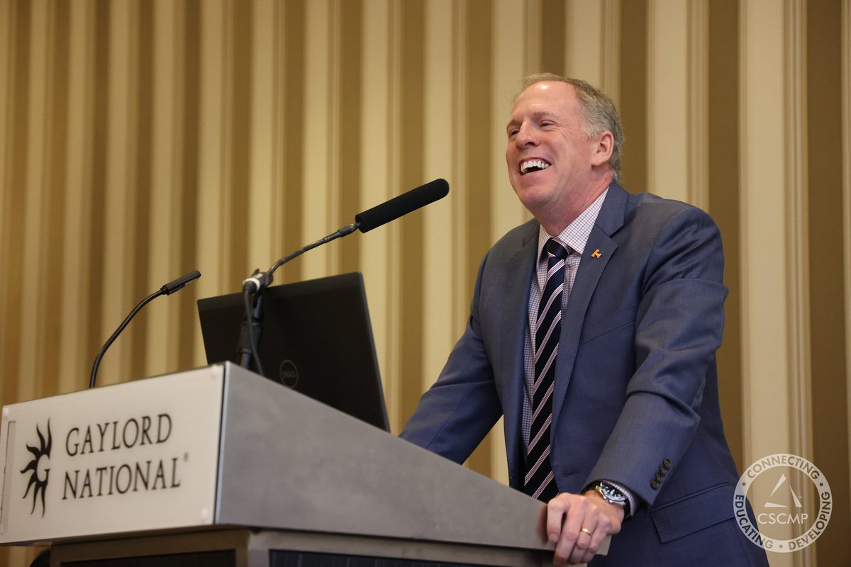 During the @CSCMP Edge conference
in Washington, DC, #GSCI co-executive
director <a href="/ThomasGoldsby/">Thomas Goldsby</a> became the fourth <a href="/HaslamUT/">Haslam Business</a> professor to be named a Distinguished Fellow of the org. 
hubs.la/Q03MHltv0