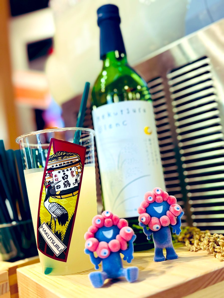 n0ring0's tweet image. やっと大屋根リングの上から花火が見れた！
最近よく呑む「Hakutsuru　Blanc」のフローズン。
念願のぺこちゃんにミャクミャクソフト🍦
あと、やり残したことってなんだろう🤔