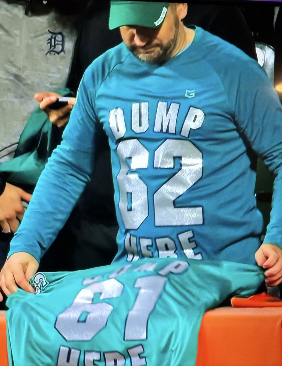 MarinersONTap's tweet photo. HE JUST SWITCHED TO 

“Dump Here 62” https://t.co/kEm8Hc8wCW