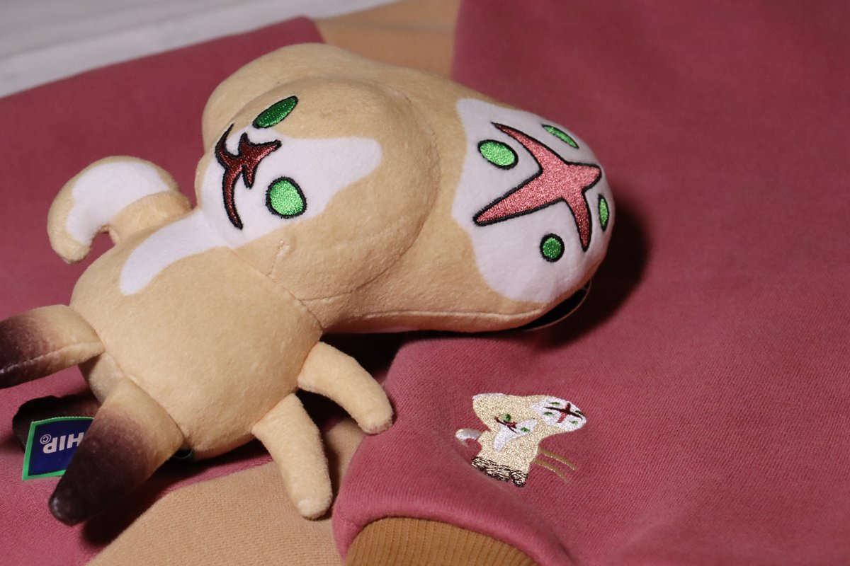 Have you noticed the little details on the 173 hoodie? Take a closer look! No need to worry about your neck getting snapped! And if you haven’t secured one for yourself yet, contain your own right here: makeship.com/products/scp-1…