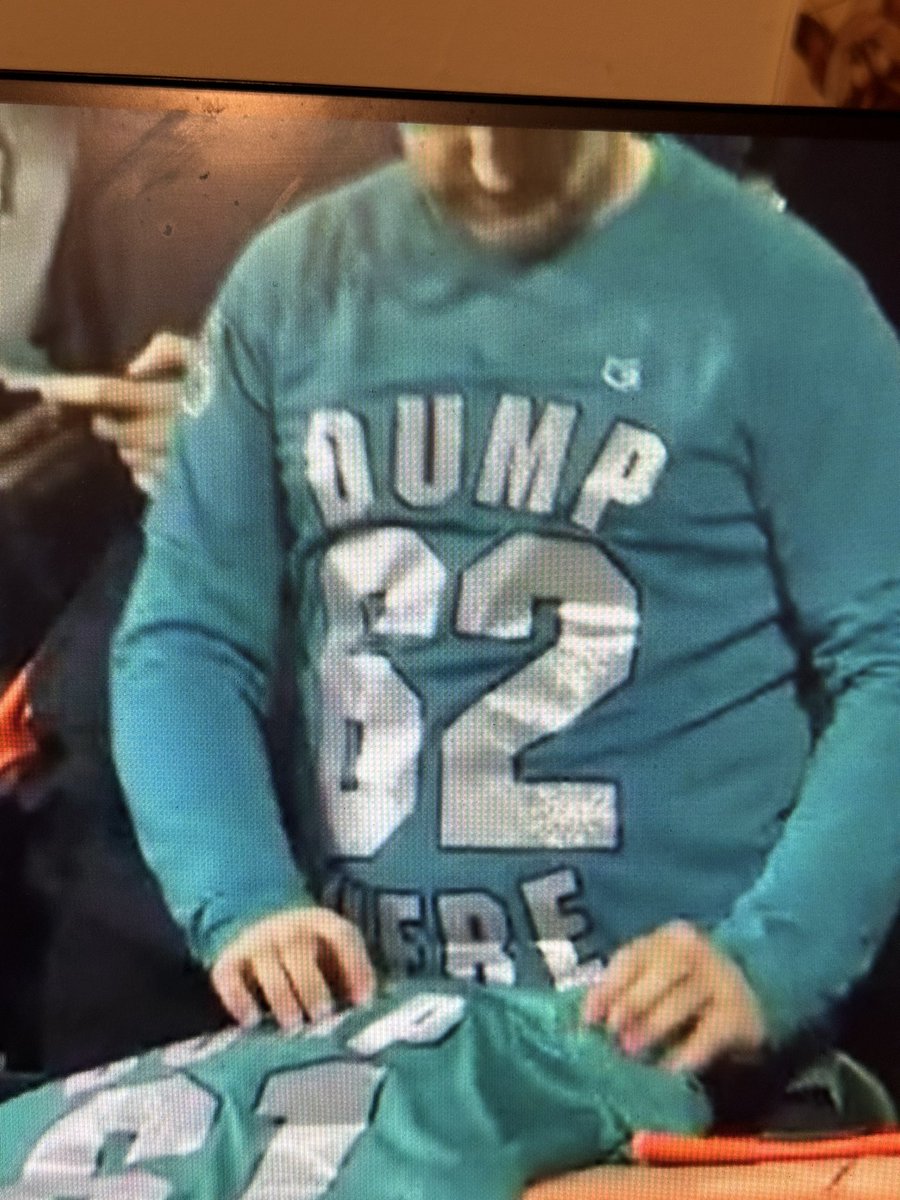 NotUncleD's tweet photo. @Mariners find this man! #dumphere https://t.co/vEjxMCAZww