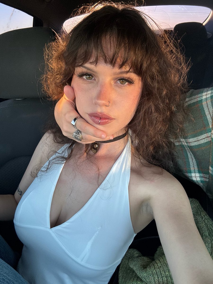 My butch holding my face during selfies &lt;3
