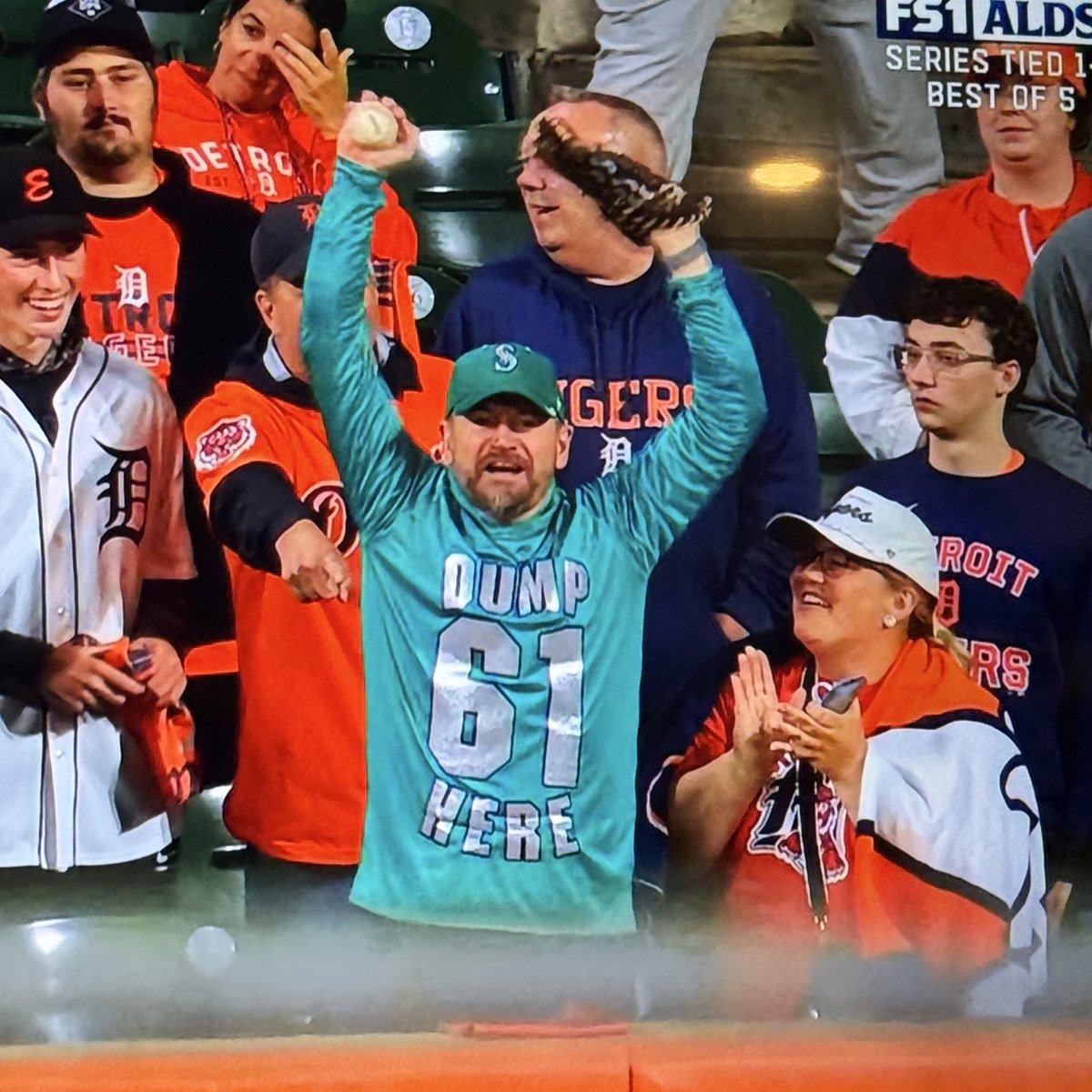 Seattle Mariners ON Tap (@marinersontap) on Twitter photo The guy who caught the Cal Raleigh homer:
“Dump Here 61” shirt.
This is amazing 🤣 <a href="/Mariners/">Seattle Mariners</a> The guy who caught the Cal Raleigh homer:
“Dump Here 61” shirt.
This is amazing 🤣 <a href="/Mariners/">Seattle Mariners</a>