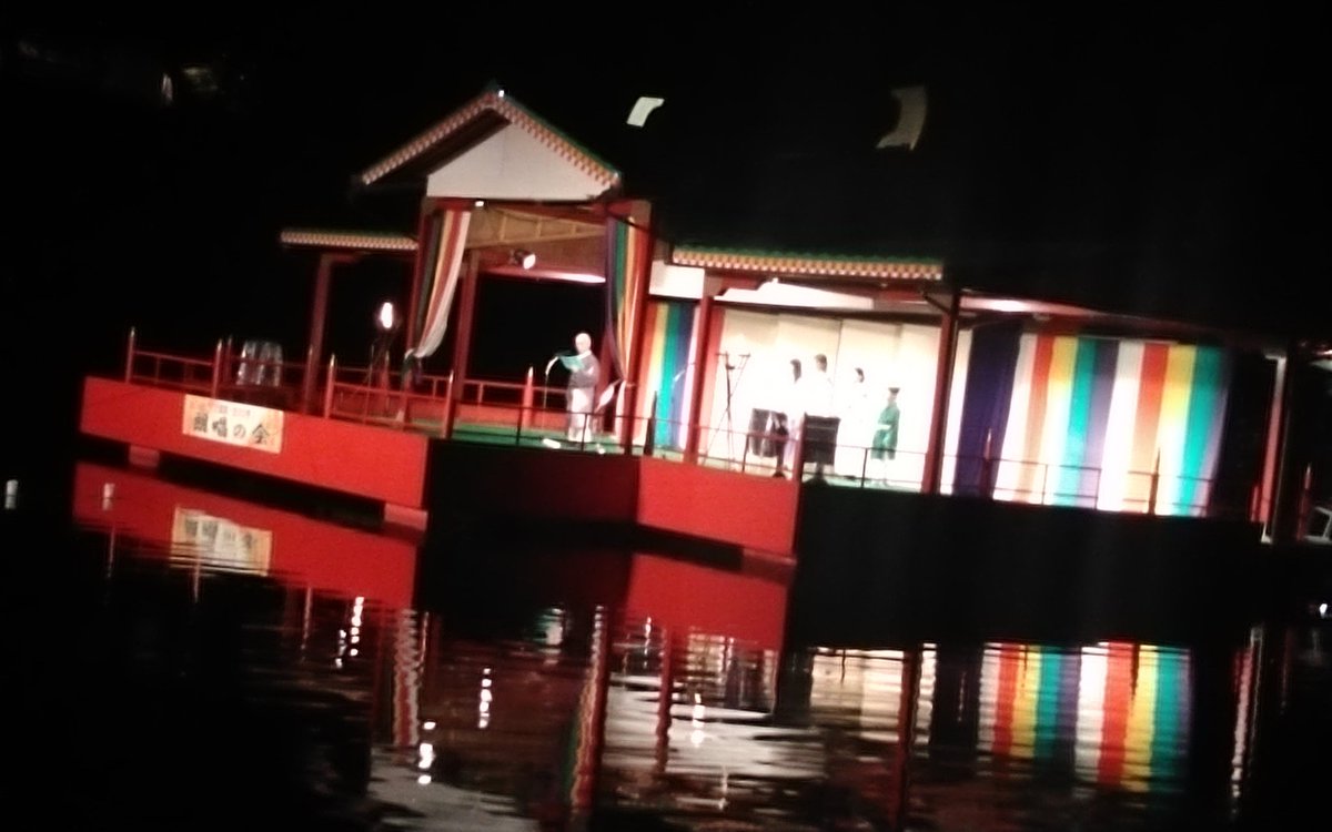 kandonuon2010's tweet image. #水ひな　御中

高岡古城公園で開催された万葉まつり。万葉集朗唱の会を見て来ました。

夜に行ったのでうっそうとした真っ黒のお堀に　明るい水上舞台が浮かび、そこから万葉衣装をまとった方々が口上と万葉集朗唱をされていました。

これ３６年前、富山県コロンブス計画で出発した企画だそうです。