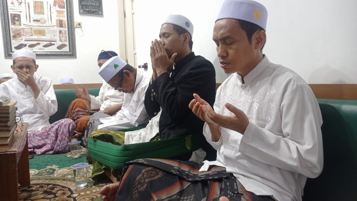 pksgresik's tweet image. Ketua DPD PKS Gresik, Muchlisin turut menghadiri majelis sholawat Simtud Durror di kediaman Habib Hasan bin Abdullah Assegaf. Selasa, 7 Oktober 2025

Semoga kehadiran dalam majelis sholawat ini menambah kecintaan kita kepada Rasulullah ﷺ dan mempererat ukhuwah antar sesama.