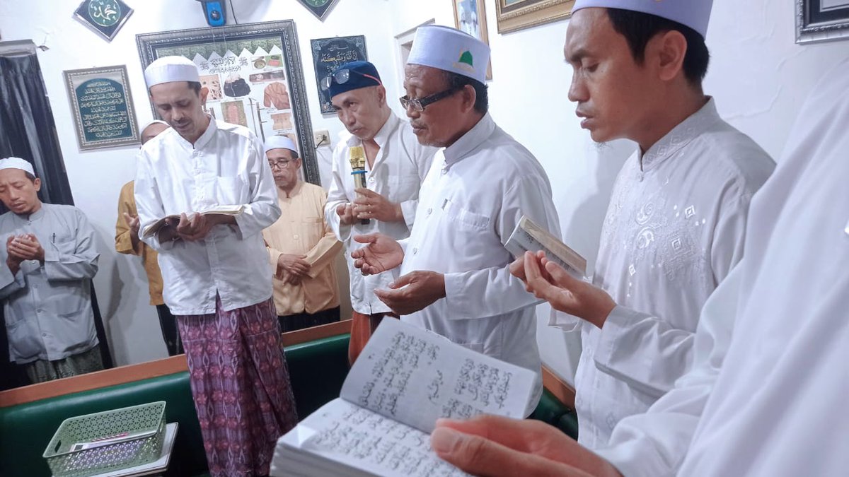 pksgresik's tweet image. Ketua DPD PKS Gresik, Muchlisin turut menghadiri majelis sholawat Simtud Durror di kediaman Habib Hasan bin Abdullah Assegaf. Selasa, 7 Oktober 2025

Semoga kehadiran dalam majelis sholawat ini menambah kecintaan kita kepada Rasulullah ﷺ dan mempererat ukhuwah antar sesama.