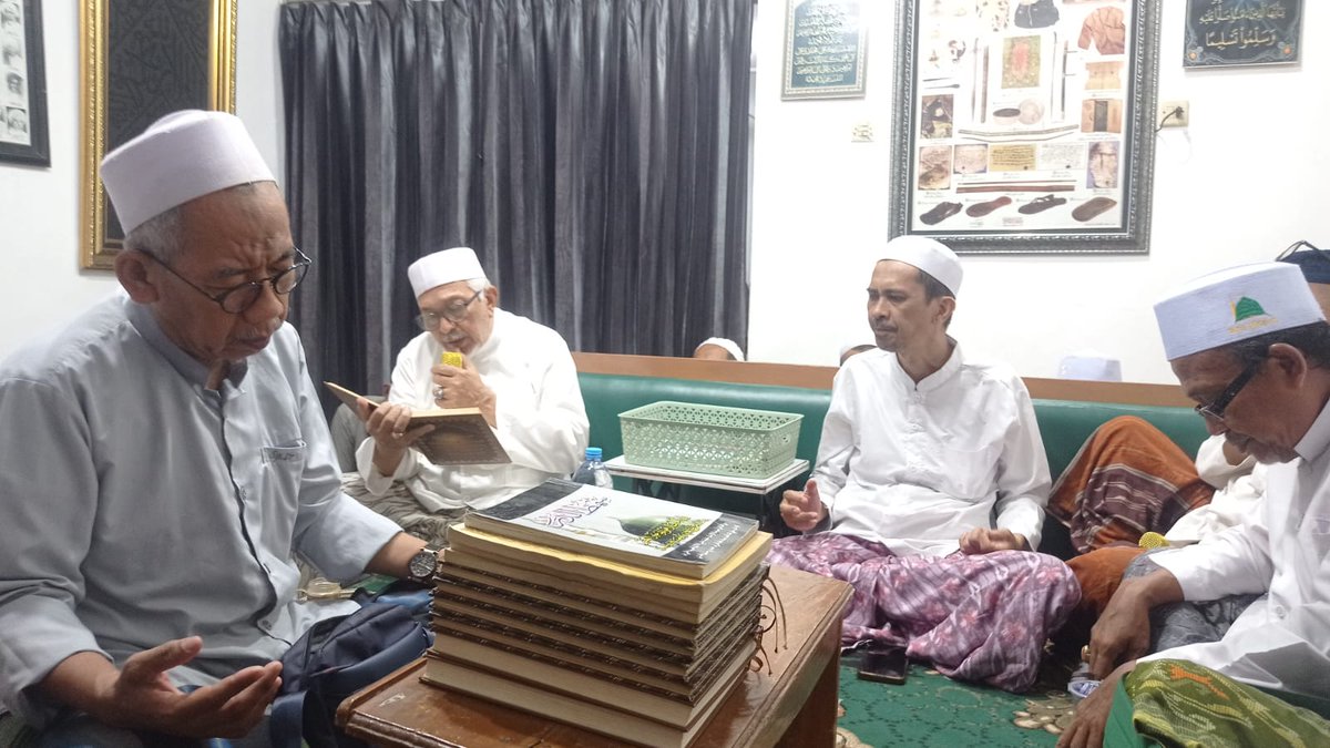 pksgresik's tweet image. Ketua DPD PKS Gresik, Muchlisin turut menghadiri majelis sholawat Simtud Durror di kediaman Habib Hasan bin Abdullah Assegaf. Selasa, 7 Oktober 2025

Semoga kehadiran dalam majelis sholawat ini menambah kecintaan kita kepada Rasulullah ﷺ dan mempererat ukhuwah antar sesama.