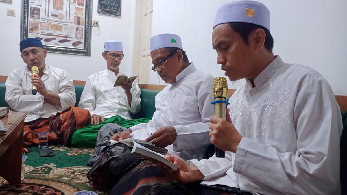 pksgresik's tweet image. Ketua DPD PKS Gresik, Muchlisin turut menghadiri majelis sholawat Simtud Durror di kediaman Habib Hasan bin Abdullah Assegaf. Selasa, 7 Oktober 2025

Semoga kehadiran dalam majelis sholawat ini menambah kecintaan kita kepada Rasulullah ﷺ dan mempererat ukhuwah antar sesama.