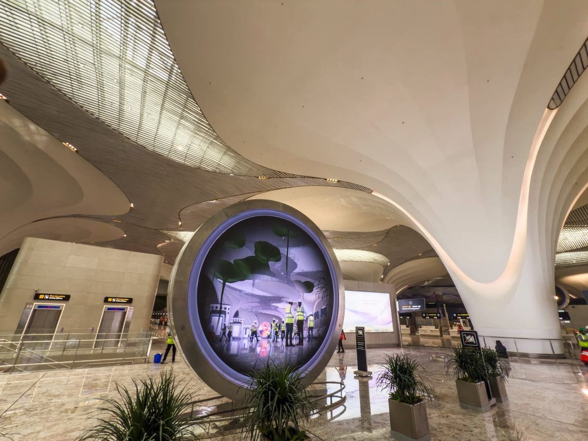 AbhitashS's tweet image. The interiors of the new Navi Mumbai International Airport (NMIA) look stunning, but a few things outside the premises aren’t so impressive ahead of PM Narendra Modi’s visit. #NMIA #NaviMumbai #PMModiVisit