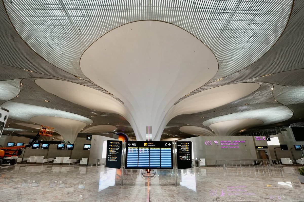 AbhitashS's tweet image. The interiors of the new Navi Mumbai International Airport (NMIA) look stunning, but a few things outside the premises aren’t so impressive ahead of PM Narendra Modi’s visit. #NMIA #NaviMumbai #PMModiVisit