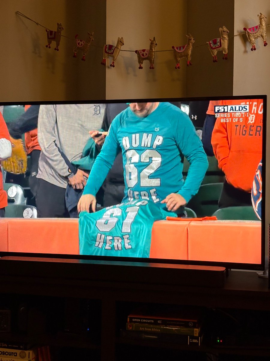 ktcollegegirl's tweet image. This man never pays for a drink in Seattle again. FUCKING LEGEND, getting 61 and then the second shirt reveal. @Mariners #goms #legend