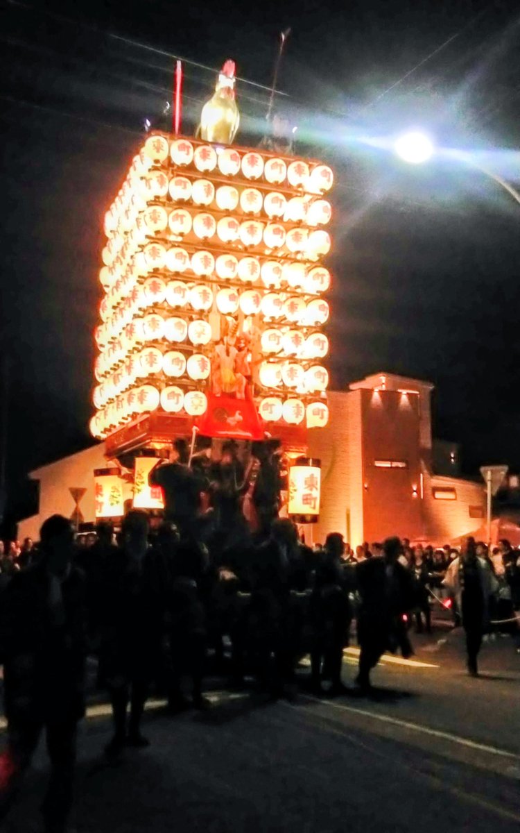xxbatubatuxx's tweet image. #水ひな　「ＲＮ　ばつ」

先週　新湊曳山まつりの提灯山巡行を見て来ました。
今はサイトで山の位置が分かるので、運良く万葉線を降りた駅から近いところにいたので、大迫力の１３の提灯山を間近で見られました。でも今の若い衆が皆　EXILEパフォーマーやスタートのアイドルみたいなルックスでした。