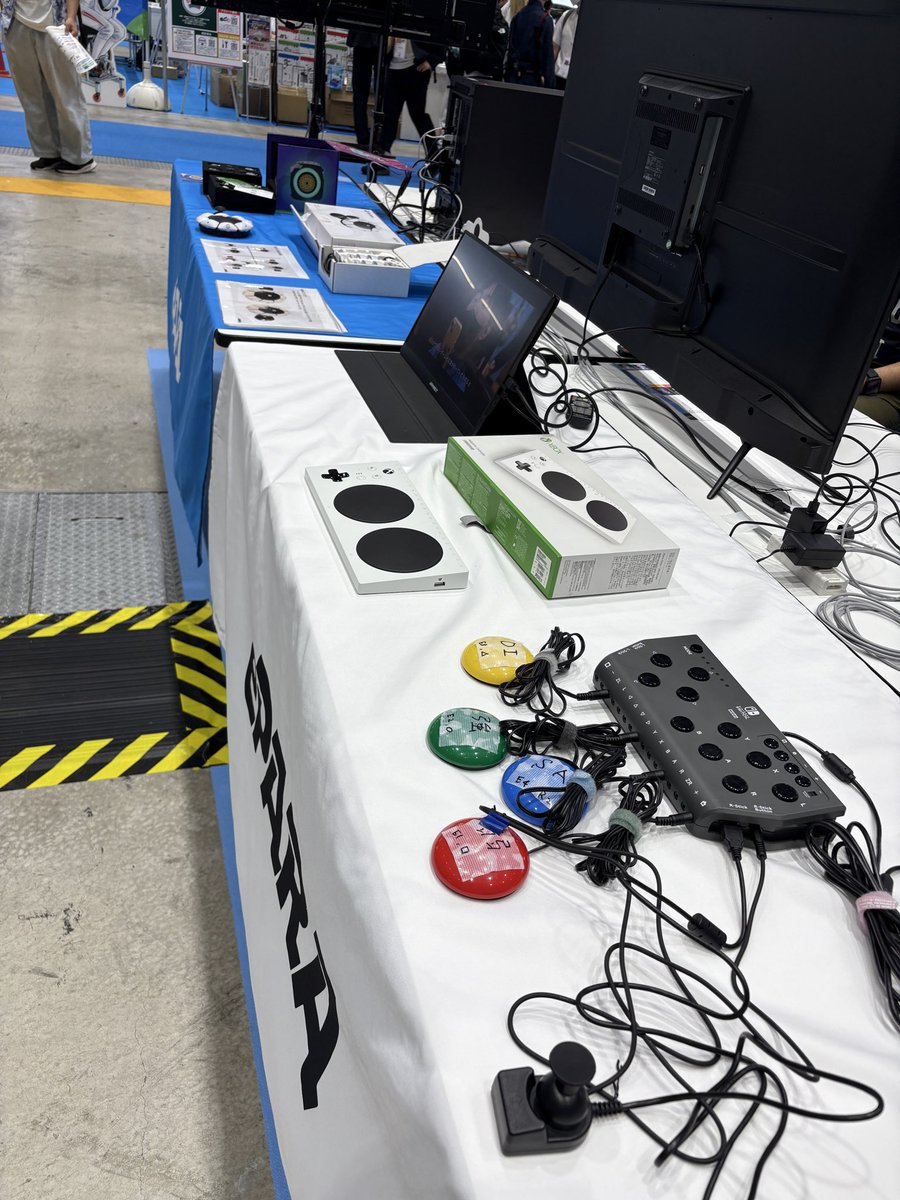 gaaj_official's tweet image. 本日から３日間、#国際福祉機器展　にて株式会社ePARAさんがブース出展をされています！
その中で、ゲームアクセシビリティデバイスの展示もされており、多くの方の目に触れる素晴らしい機会になりそうです。

ぜひご来場の方はお立ち寄り・体験くださいませ！

#HCR2025   #ゲーム