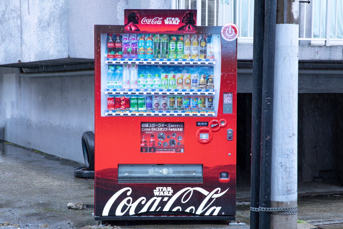 話題】都内8か所に「スター・ウォーズ」特別デザイン自販機が出現