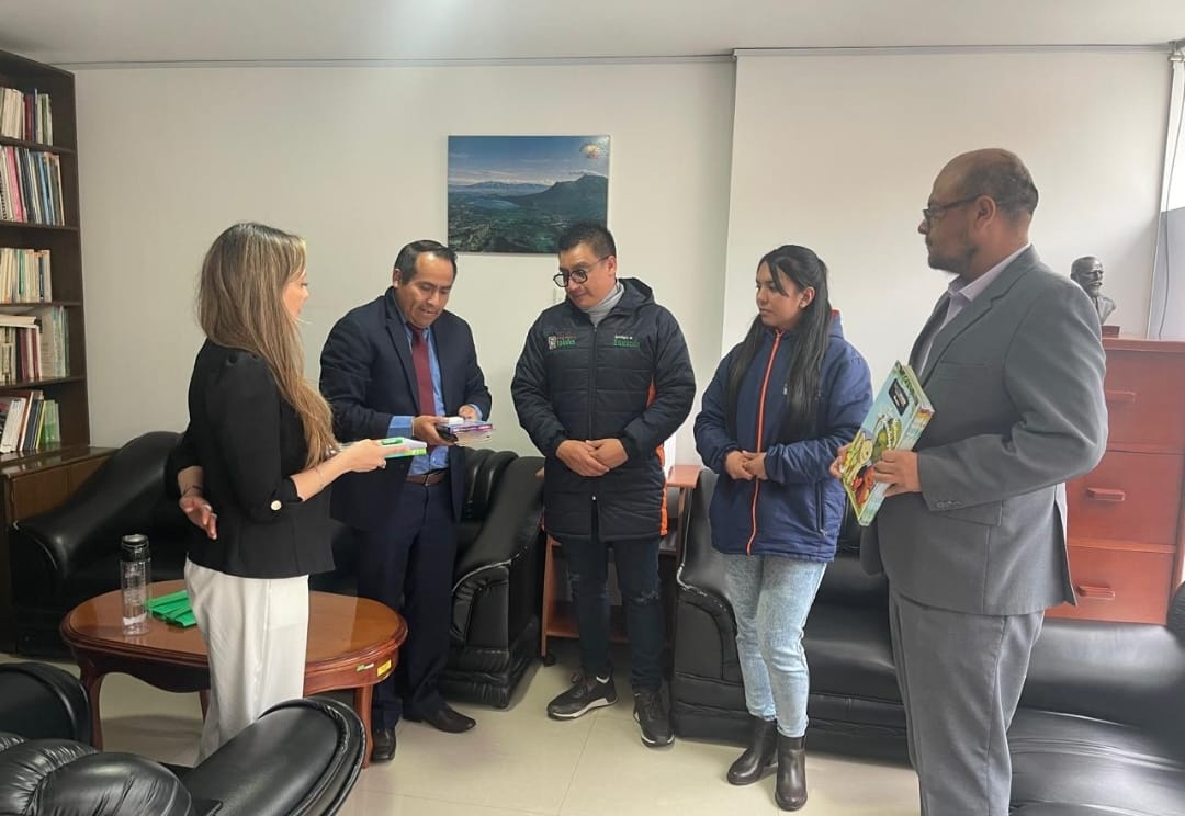 Consulado de Ecuador en Ipiales entrega material didáctico a escuelas de la zona fronteriza
radioipiales.co/2025/10/entreg…