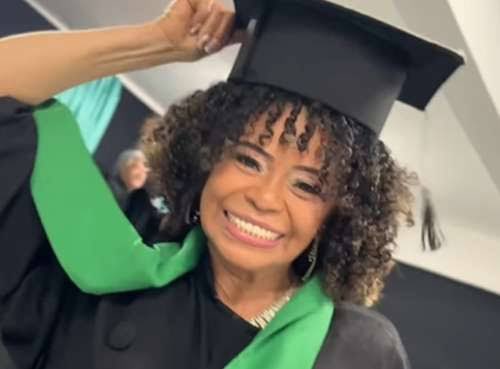 Jão se oferece para pagar faculdade de Maria Solange, ex-moradora de rua que emocionou Madonna. 

Maria Solange Amorim viralizou após dançar “Holiday” da Madonna. Jão assistiu o programa, se emocionou com a história e decidiu pagar a tão faculdade de psicologia de Solange. 🤍
