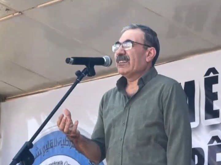 آلدار خليل القيادي في ميليشيا #قسد الإرهابية :

📌 يبدو أن إحدى الأهداف الخفية للسلطة في دمشق هي تقسيم سوريا وما نشاهده، هو تكريس الانقسام فعلياً. 

📌 نريد، بالدرجة الأولى، حلّ القضية الكردية في سوريا. 

📌 حكومة الشرع تريد السيطرة على دير الزور لتنظيم مجاميع مسلحة هناك وارسالهم