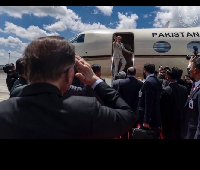 EngrKHJ's tweet image. یہ سیلوٹ شہباز شریف وزیراعظم پاکستان کے لیے نہیں بلکہ کروڑوں پاکستانیوں کے لیے ہے
پاکستانیوں یہ ہے وہ عزت جو میرے اللہ سبحانہ وتعالی نے میدان جنگ میں ڈٹ کر کھڑے رہنے والی پاکستانی فوج کی وجہ سے عطا کی گئی ہے
#ProudPakistani #شگوفے