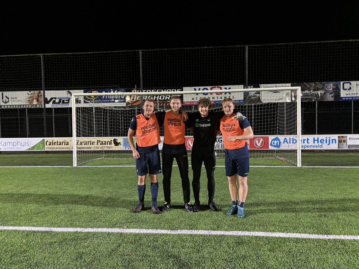 AnnevanderZiel5's tweet photo. Winnaars vct partijen 4v4.
vandaag hard gewerkt en goed getraind. 💪🏻⚽️
#vct
#winnaars
#gasgeven
#beleefhetmeebijWZC https://t.co/17GyIoS3gQ