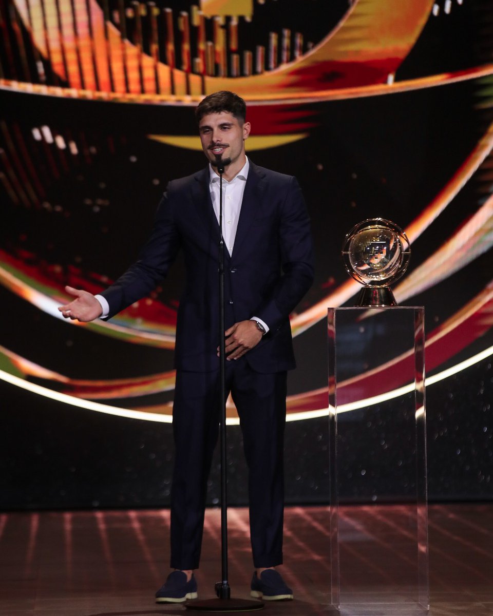 Canal_11Oficial's tweet image. No topo mundial do futebol de clubes e nos #PortugalFootballGlobes: Pedro Neto 🌟🌍