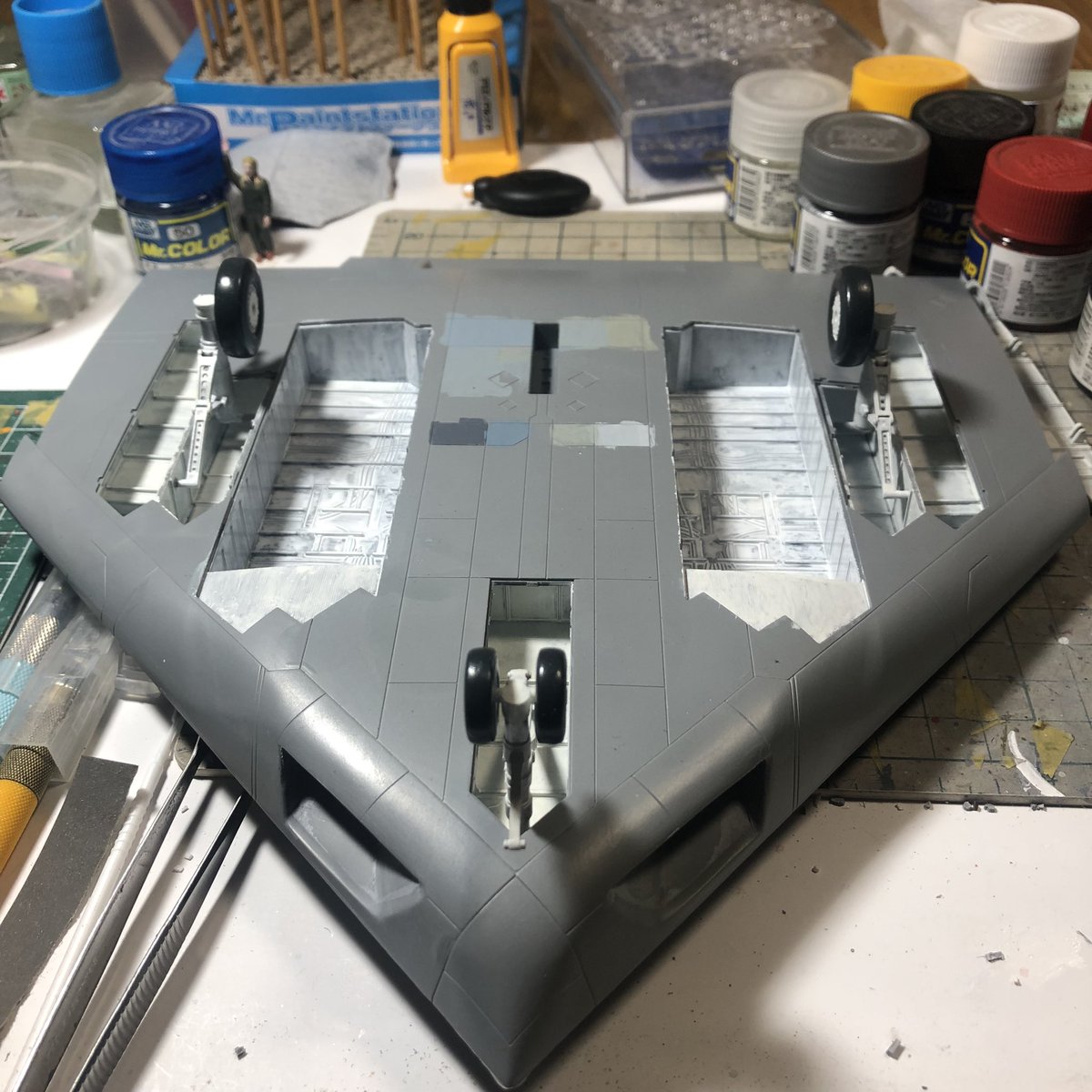 sasakiippei's tweet image. 昨夜の模活
ロケットモデルズ1/48A-12復讐者「2」ちゃんに脚が生えましたよ。
しかし立たせる場所が…、が、が、が。