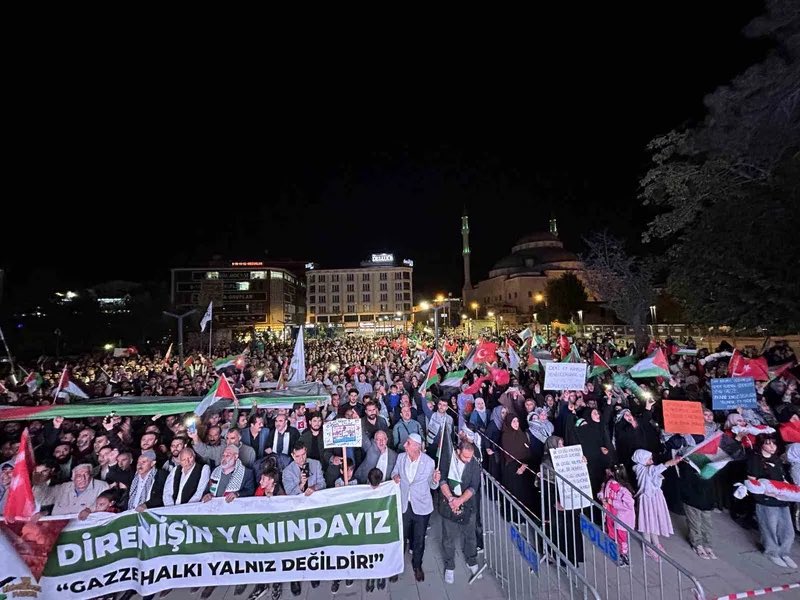 zahir_soganda's tweet photo. 📍Van Kent Meydanı 

Van Filistin'e Destek Platformu 7 Ekim Aksa Tufanı yıldönümü programında onbinlerde Vanlı hemşerimizle birlikte Van Kent Meydanında idik. 
Van halkı size minnettarız! 
🇵🇸 🇹🇷 https://t.co/6R03ycnu9g