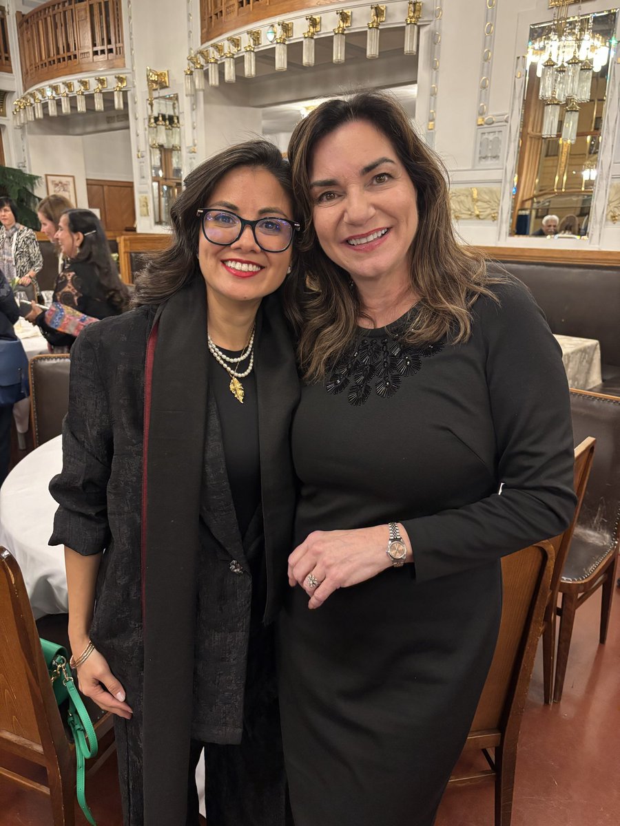 Although it may seem like a passing conversation, the quality of mentorship at #wcp25 runs deep! Presidents, PI’s, educators, and policy experts believe in the importance of investing in the next generation of leaders. The wisdom is flowing in Prague! 🌊