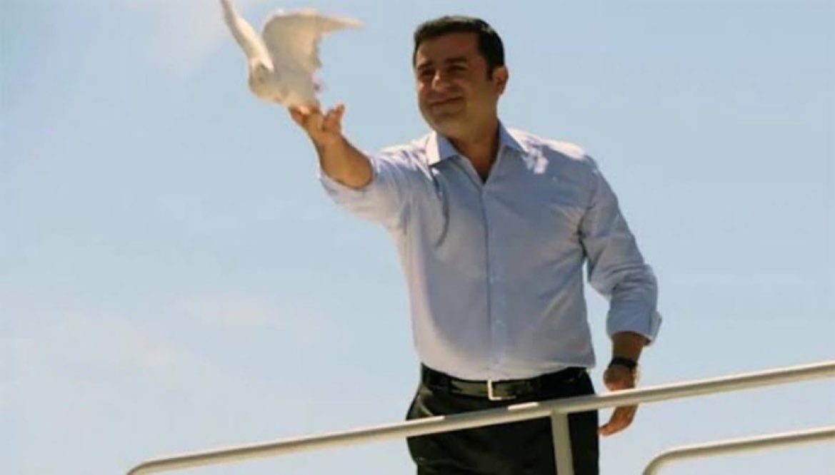Heta ku girtiyên siyasî neyên azadkirin, gel azad nabe.
#SelahattinDemirtaşaÖzgürlük