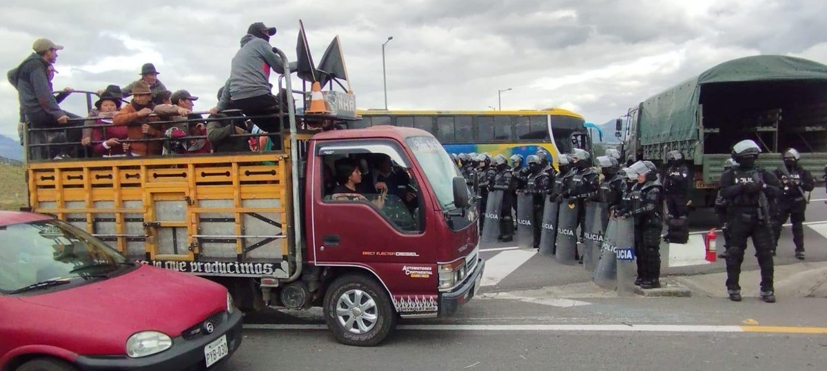 UNENACIONAL's tweet image. #ParoNacional2025 | Desde #Cotopaxi, el pueblo avanza en una caravana hacia #Latacunga en rechazo al Decreto 126 y al alto costo de la vida. A la par, se reporta fuerte presencia militar en la E35 que busca intimidar el accionar de lucha. ✊🚩

#ParoNacional2025  #ParoEcuador