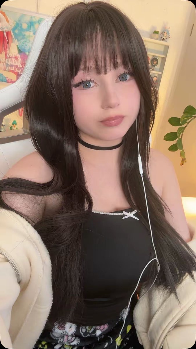 First stream with my new camera 🤍
Chatting and gaming later! 🫶🏻 come join 🫵🏻 twitch.tv/upminaa