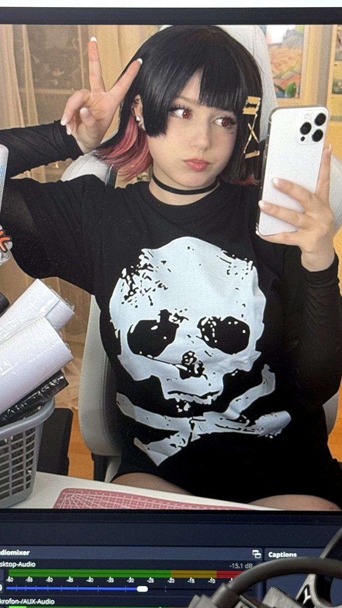 We’re live again! Crafting and chatting 🥰 we’re making Rize’s kagune! ❤️ Twitch.tv/upminaa