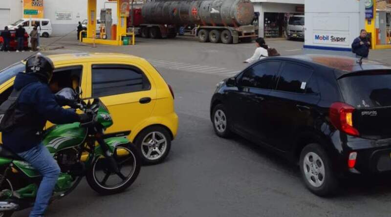 Empresarios del sector combustible expresan preocupación por cierres en la vía al mar
radioipiales.co/2025/10/empres…
