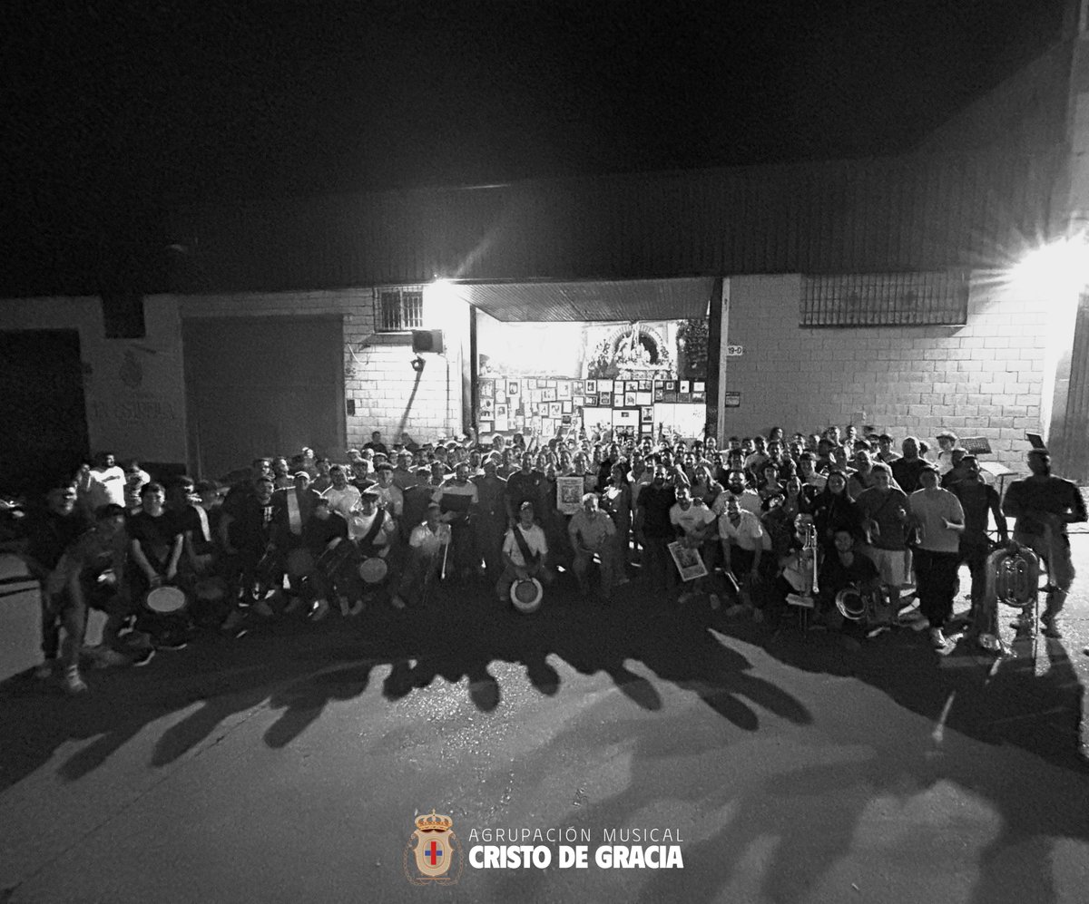 AMCRISTODGRACIA's tweet photo. En la noche de hoy, la dirección y componentes de nuestra formación han acudido al ensayo de @bandasaludcord para agradecer públicamente a @GazquezFran por la autoría de la portada y a la Banda por la acogida en su estudio de grabación.

¡Vosotros también sois #LST2025! 📀🎶 https://t.co/AIUt3hhjcT