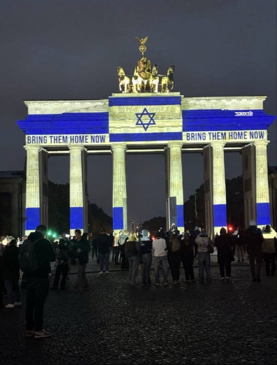 mrctrdsh's tweet image. La Porta di Brandeburgo questa sera a Berlino #civiltà