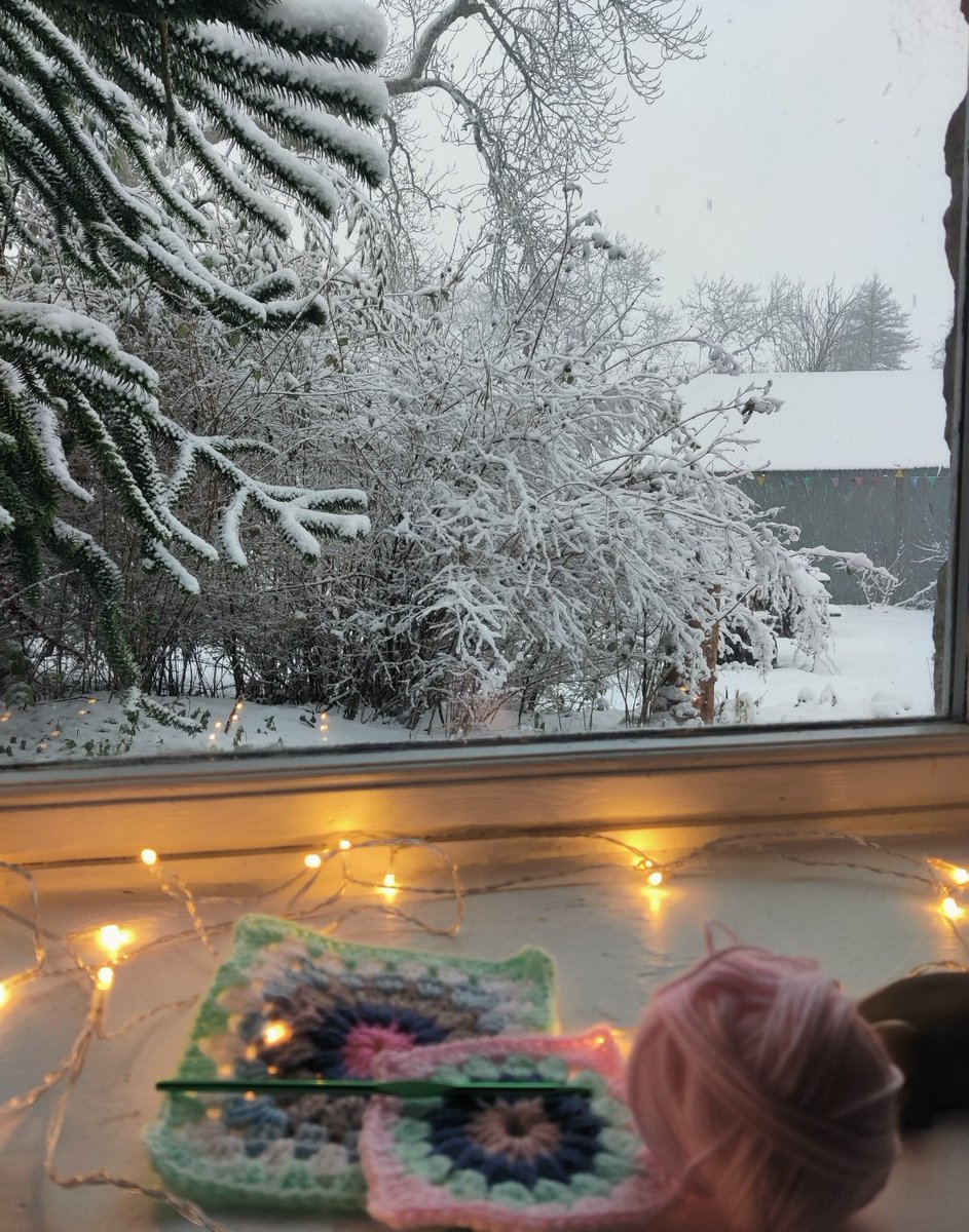 DebraMorahan's tweet photo. @Lillibelle21 @earthcurated Cancel what I was doing, comfy chair &amp; crafts ☺️ we are snow deprived in NW England https://t.co/DYJQg5syDb