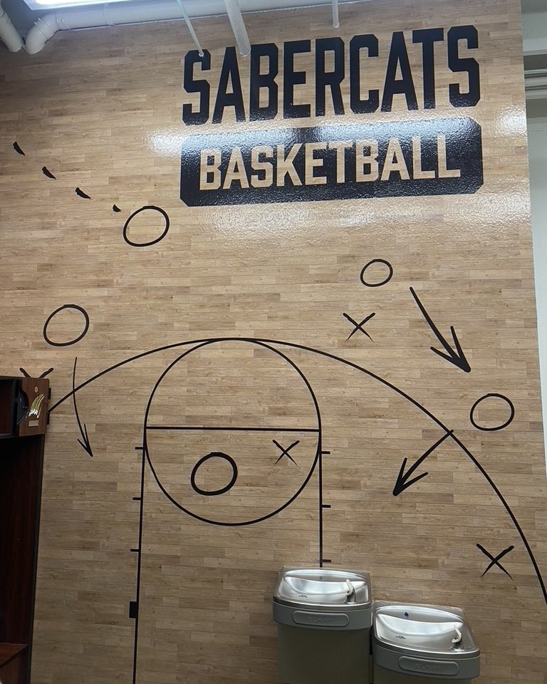 VisualGraphx's tweet image. Check out our full locker room upgrade for the Saguaro High School Basketball team. 🏀
🔗 in bio to learn more about us and our custom designs.
#VisualGraphx | #SaguaroHighSchool