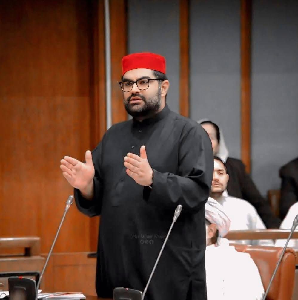 malakusman's tweet photo. د ایمل خان د سينټ د تقریر نه پس يوتيانو ګل خانانو هغه معاف نه کړو. نو په داسې تيکنيکې وضاحت به ې څنګه معاف کړې. 
ګنې داسې هیس پاتې خبره پکښې نشته چې د ګوند ملګرې پې خفګان ظاهر کړې
#AimalWaliKhan https://t.co/8uj4trzLOc