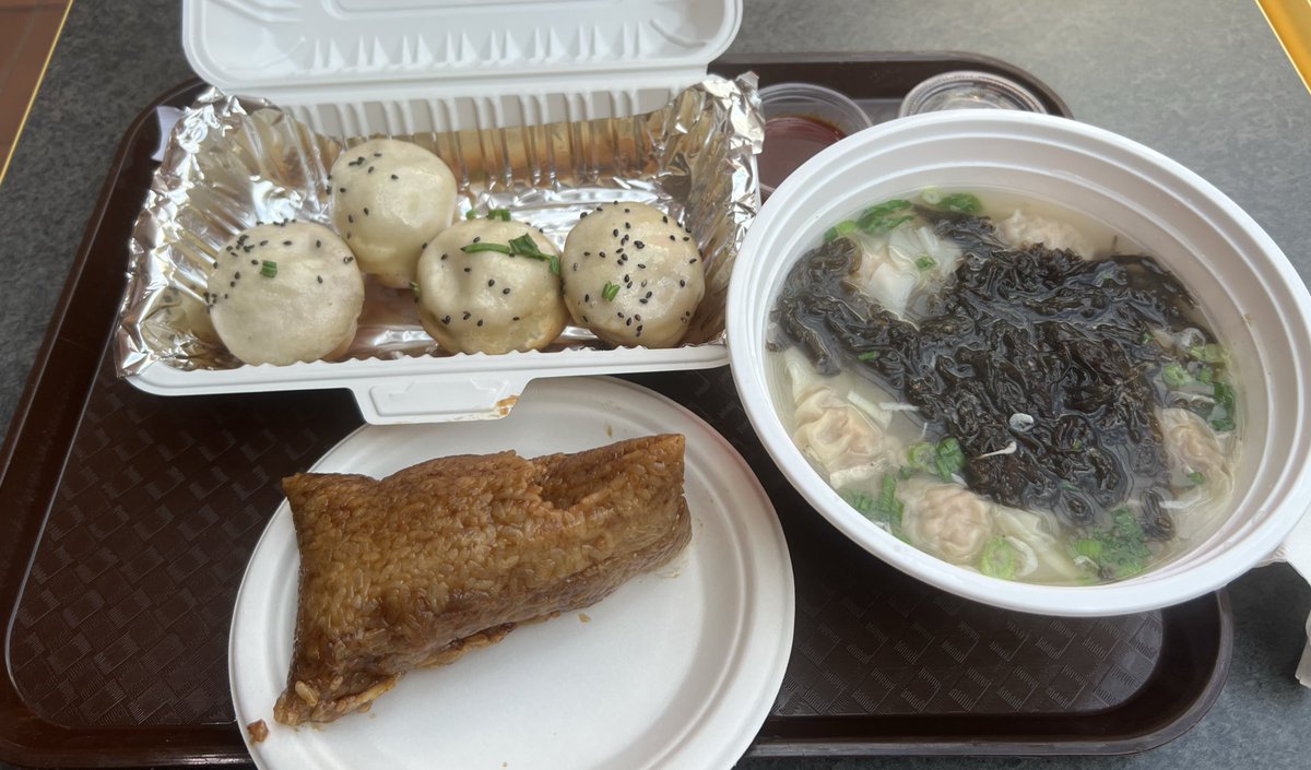 #白貂今天吃什么 生煎包、小馄饨汤，以及中秋节的粽子（？）