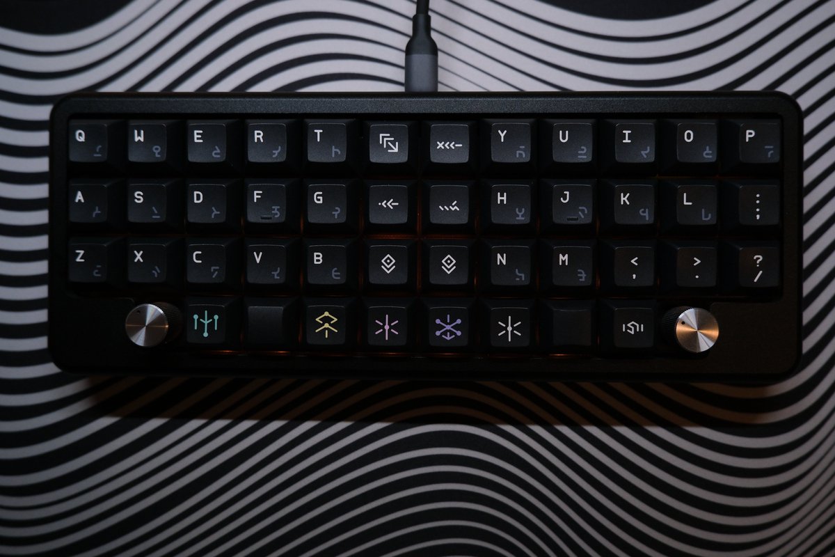 Hottyhottea's tweet photo. #本日のセットアップ #キーボード
#fujifilm #Atomoph
Keyboard:Trident44
Switch:Chosfox Masro Ragna
Keycap:Keyreative KAM ASTHA Gravity Custom
Wristrest:おやすみ
HHKB風オーソリニアでスタート。
キーキャップをGravityに変更して、なんちゃってオーソリニアGravityをイメージしています。
やはり、オーソリニアのレイアウトは美しいですね。
理路整然とした碁盤の目のような感じ。
あとはキーレイアウトが自由なのも非常に気に入っているポイント。
これだったら40%でも30%でも自由に使えます。
悩むのは最下段のレイアウトですね。
綺麗に収めるとなるとやはり1uを並べたくなりますが、親指操作を考えると1.25uも入れたいところ。
オーソリニアを常用している方、ご意見お待ちしています!