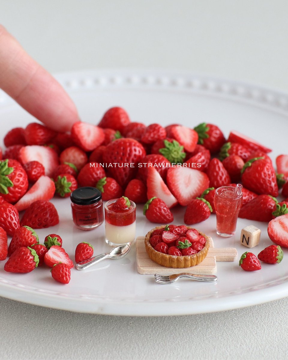 yscolordayo's tweet image. コツコツと🍓いちごを制作!

「粘土🍓、🍓ジャム、🍓ジュレのパンナコッタ、🍓タルト、🍓ソーダ、イニシャルウッドキューブ、カッティングボード」

今回の新作は一つの作品に
画像の🍓パーツをほぼ使う予定ですᵕ̈*

完成まで引き続きよろしくお願いいたしますෆ
#ミニチュア #いちご #粘土