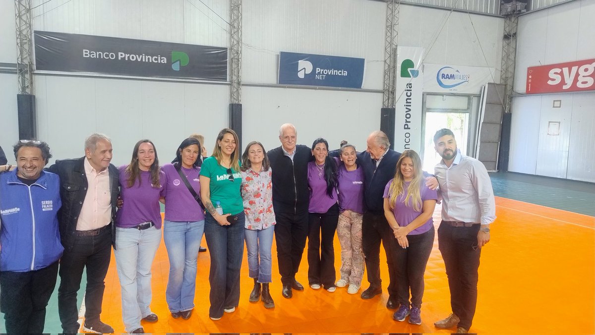 HugoYasky's tweet photo. Gracias a las trabajadoras bancarias por el potente acto de hoy en La Plata en el que reafirmamos el compromiso para que la PBA el 26/10 sea la locomotora que lleve adelante la esperanza de nuestro pueblo para frenar el modelo de la entrega y la corrupción  en toda la Argentina. https://t.co/dvjdcqLgal
