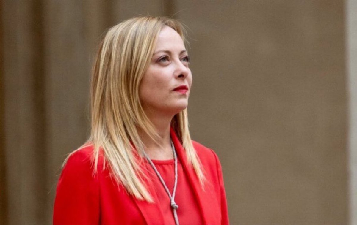 Eine Kolumne von
 <a href="/vorkoetter/">Uwe Vorkoetter</a>

Giorgia Meloni, die Postfaschistin. 

So wurde sie tituliert, von ihren Gegnern und von den Medien, in Italien, in Deutschland, in Europa. Reaktionär, nationalistisch, europaskeptisch, rechts – diese Adjektive ordnete ihr die "Süddeutsche Zeitung"