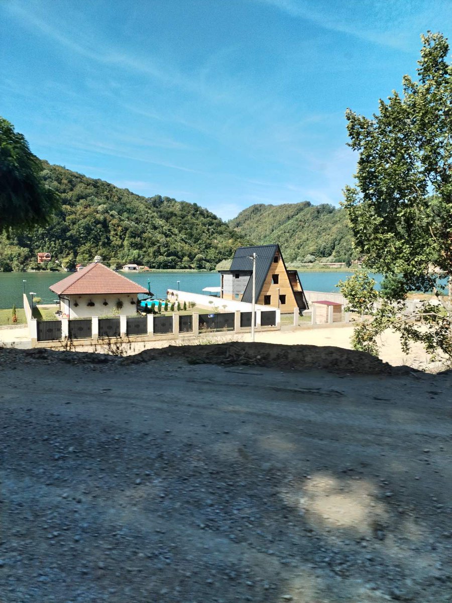 Zasipa se Zvorničko jezero već mesecima,niču vikendice u koritu jezera.😡Užas!Pri prvoj poplavi,Drina će napraviti haos u MZvorniku,naselju ispod HE ZVORNIK.Inspekcije nigde. Svi viđeniji sns članovi zidaju. Kad krene poplava ne bira da li si ćaci ili ne.😤