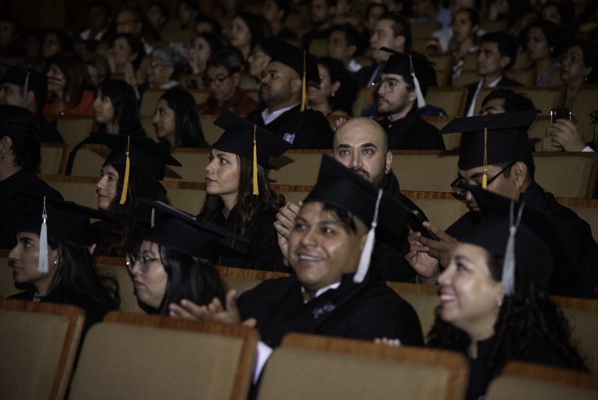 Les comparto fotos del acto académico de la generación 103 de <a href="/SaludPublicaMx/">Escuela de Salud Pública de México</a> donde se me reconoció el grado de doctora 
La mejor madrina <a href="/violetavr/">Violeta Vázquez-Rojas</a> 😍