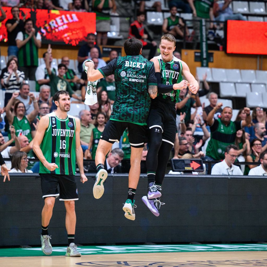 🆙🔥 <a href="/rickyrubio9/">Ricky Rubio</a> i <a href="/ludde12/">Ludde Håkanson</a> us desitgen bona nit, penyer@s! 💚🖤

#CityOfBadalona
