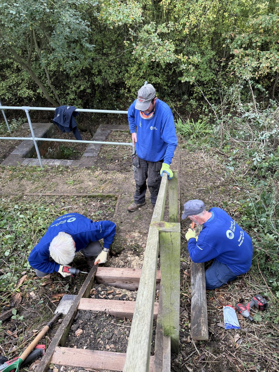 pauldavidtonge's tweet photo. The South Yorkshire Taskforce were back at the New Junction Canal today, replacing another set of access steps by a culvert.

Rotten wood out, new step fronts and sides in - now safe and secure! 

Great job, team! 👏 

@CRTYorkshireNE @CanalRiverTrust https://t.co/KP94TmoEah