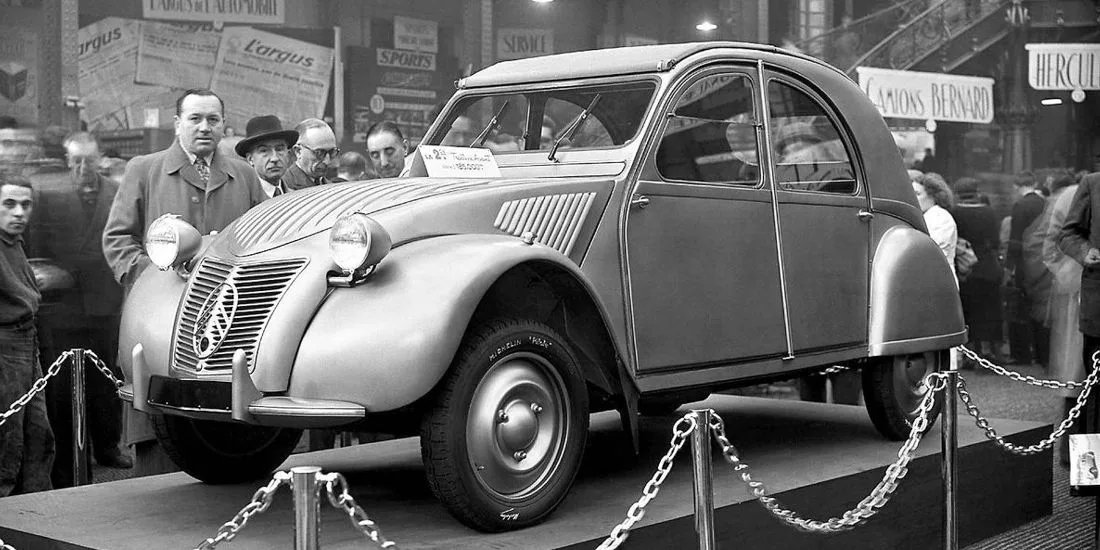 HistoryMattersX's tweet image. 🇫🇷 Thursday #7October 1948, the #Premiere of the #Citroën2CV at the Paris Motor Show.
A affordable, simple, versatile car for the masses, especially farmers, with its distinctive air-cooled engine and revolutionary independent suspension.
One of Citroën's most popular models.